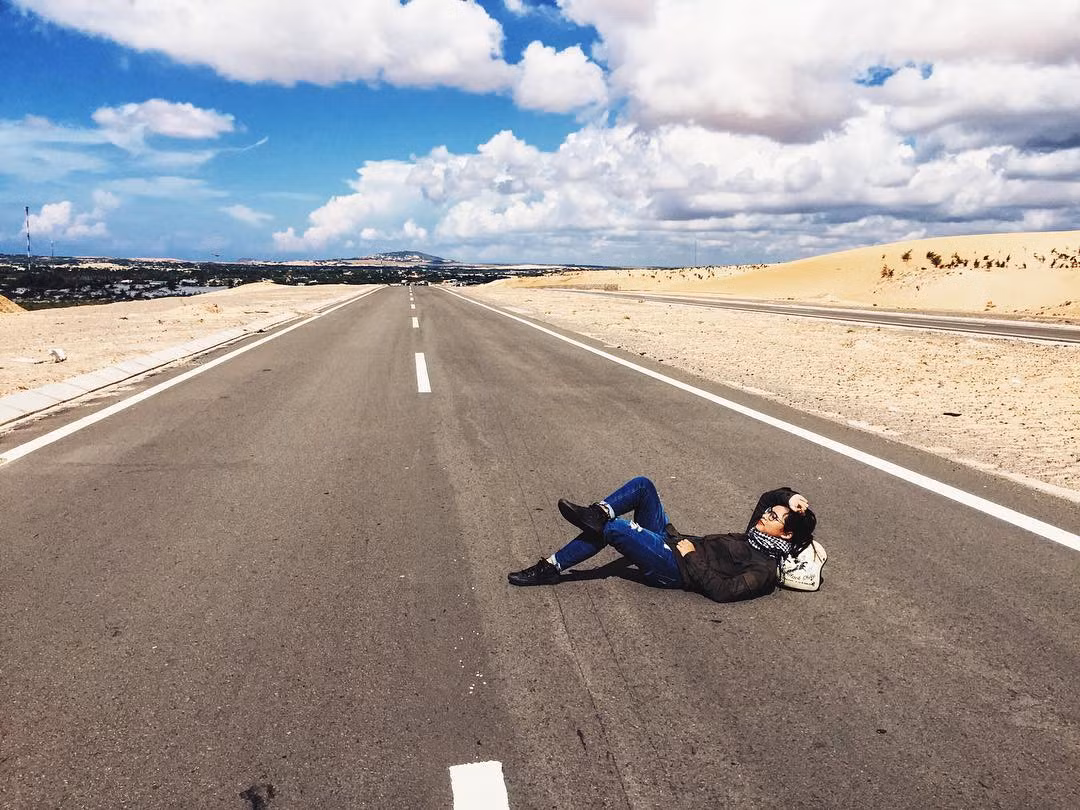 Chưa hết, đừng quên ghé vào các resort ở đường Nguyễn Đình Chiểu. Đừng ngại vì bạn không đặt phòng ở đây, vì đa số các resort đều mở cửa để khách ngoài vào ăn sáng, uống cà phê.