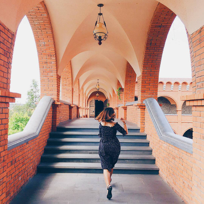 Xuống Phan Thiết, việc đầu tiên là dạo quanh một vòng thành phố. Muốn chụp ảnh phong cách vintage, ghé chân trường Dục Thanh. Đi xa hơn một chút về phía Mũi Né cũng là lúc bạn bắt đầu choáng ngợp trước cảnh sắc của thành phố biển này.