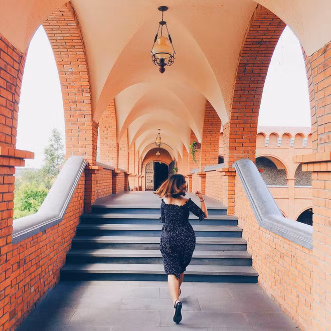 Xuống Phan Thiết, việc đầu tiên là dạo quanh một vòng thành phố. Muốn chụp ảnh phong cách vintage, ghé chân trường Dục Thanh. Đi xa hơn một chút về phía Mũi Né cũng là lúc bạn bắt đầu choáng ngợp trước cảnh sắc của thành phố biển này.