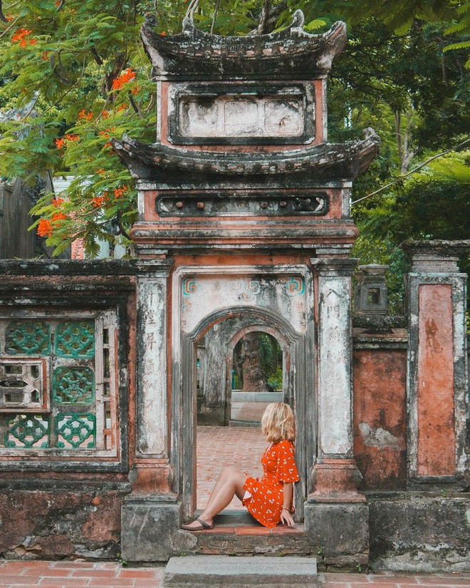 Bên cạnh những điểm tham quan vốn đã nức tiếng gần xa như chùa Bái Đính, Tràng An, Tam Cốc – Bích Động, cố đô Hoa Lư, hãy thêm vào lịch trình của bạn một số cái tên khá mới mẻ nhưng cứ lên hình là "trăm like" như động An Tiêm – nơi được mệnh danh là "Tuyệt Tình Cốc của Việt Nam", Đan viện Thánh Mẫu.