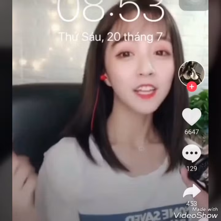 Với nghề này, chẳng cần bạn phải hát hay, chẳng cần bạn phải chơi game giỏi mà điều tiên quyết đầu tiên cần có đó là gương mặt xinh đẹp và dễ thương.