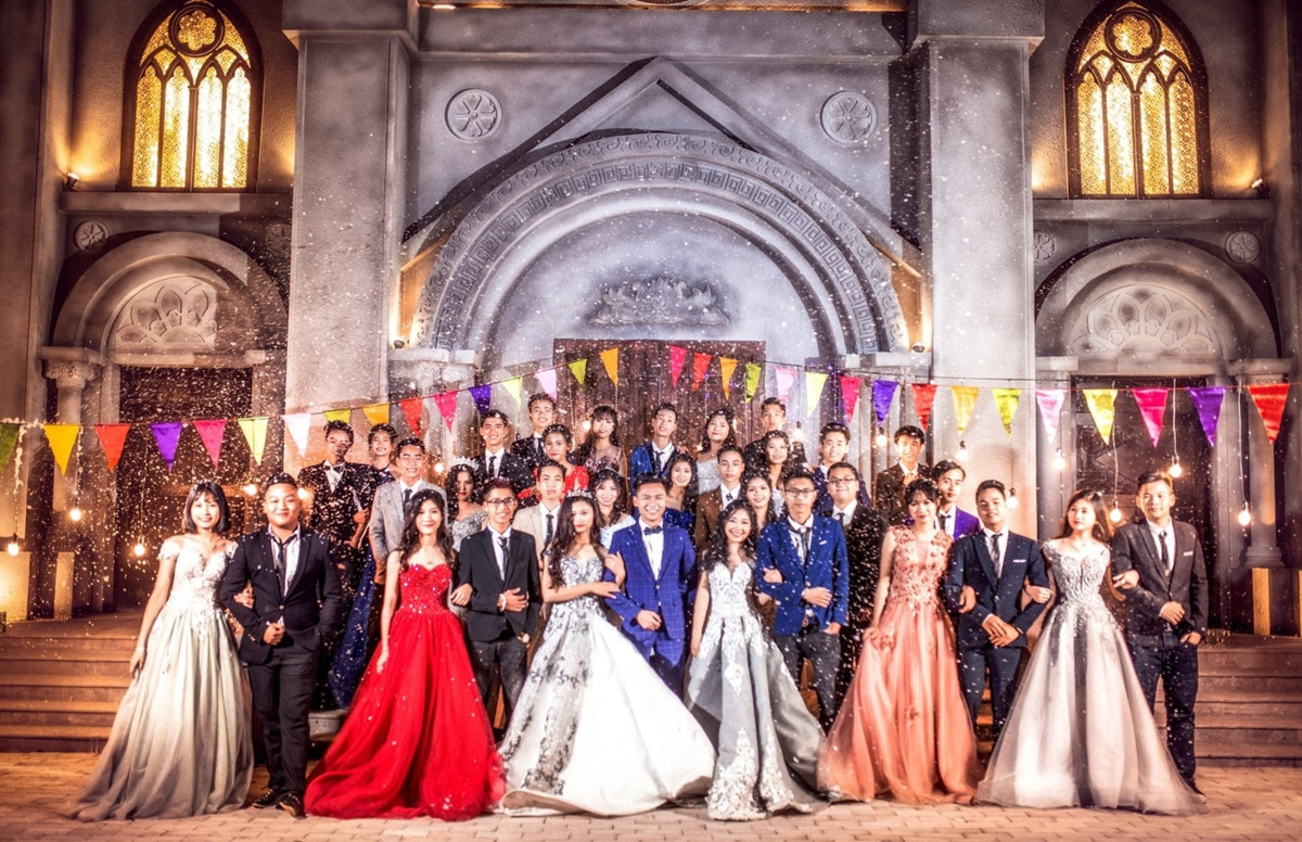 Thời gian qua, xu hướng năm cuối cấp, các em xúng xính thuê quần áo, may đồng phục, thuê các studio chuyên nghiệp để chụp ảnh kỷ yếu. Nhiều bộ ảnh được lên báo, được CĐM trầm trồ vì độ lung linh, hoặc vì độ "hoành tráng", đi theo tất cả đó là số tiền chi ra cũng "đẹp" không kém.