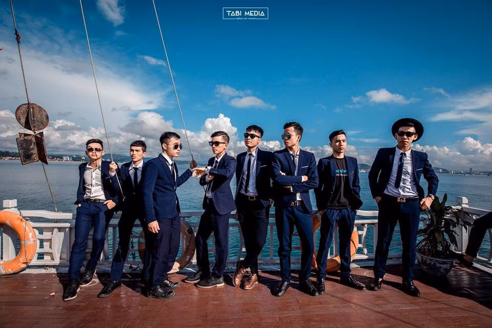 Ngày nay những bộ ảnh kỷ yếu không chỉ được chụp trong khuôn viên trường mà còn được các bạn trẻ đưa ra ngoại cảnh hoặc thuê hẳn 1 khu resort chỉ để phục vụ cho mục đích "sống ảo" của mình.