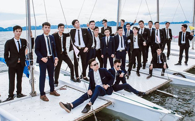 Ảnh kỷ yếu để lưu lại kỷ niệm thời học trò, vậy thì chỉ cần áo trắng, quần đen thôi là đủ đẹp và ý nghĩa rồi. Không nhất thiết phải thuê mướn trang phục hay may đo đồng phục thiết kế. Chụp những bức ảnh tập thể, ảnh nhóm là ý nghĩa nhất, không cần thiết phải chụp riêng mỗi người vài tấm để rồi tổng số ảnh tăng thêm vài trăm kiểu.