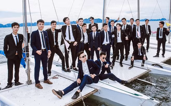 Ảnh kỷ yếu để lưu lại kỷ niệm thời học trò, vậy thì chỉ cần áo trắng, quần đen thôi là đủ đẹp và ý nghĩa rồi. Không nhất thiết phải thuê mướn trang phục hay may đo đồng phục thiết kế. Chụp những bức ảnh tập thể, ảnh nhóm là ý nghĩa nhất, không cần thiết phải chụp riêng mỗi người vài tấm để rồi tổng số ảnh tăng thêm vài trăm kiểu.