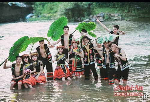 Một bức ảnh tập thể chụp đơn giản, tất cả trong màu áo trắng đứng thành hàng ngay ngắn trước cửa lớp đôi khi lại khiến chúng ta thổn thức giờ chỉ còn trong kí ức của thế hệ trước.