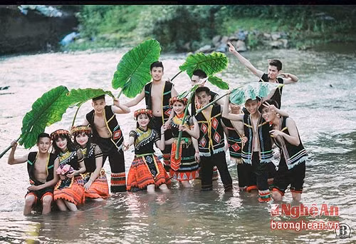 Một bức ảnh tập thể chụp đơn giản, tất cả trong màu áo trắng đứng thành hàng ngay ngắn trước cửa lớp đôi khi lại khiến chúng ta thổn thức giờ chỉ còn trong kí ức của thế hệ trước.