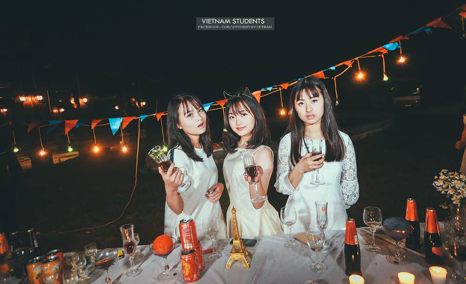 Được biết, giá cả của những bộ ảnh kỷ yếu của các bạn học sinh thời gian qua cũng chẳng rẻ chút nào. Bình thường cũng phải 10 - 15 triệu, nhiều thì vài ba chục triệu. Điều này khiến nhiều người đặt câu hỏi, liệu giới trẻ có đang quá phí phạm với vấn đề chụp ảnh kỷ yếu khi chính các bạn trẻ còn phải "ăn bám" bố mẹ.