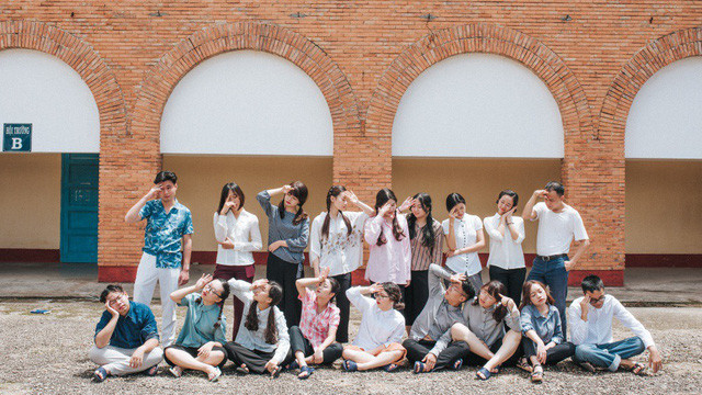 Đôi khi nhìn thấy những bộ ảnh kỷ yếu được đầu tư hoành tráng, công phu đến giật mình, tôi tự hỏi liệu những bức ảnh có sự sắp xếp, dàn dựng và “diễn” quá nhiều đó, có ghi lại được nhiều tình cảm, cảm xúc hơn những bức ảnh được chụp tự nhiên và gần gũi ra sao?