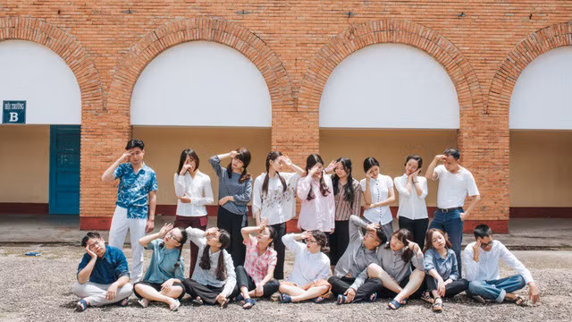 Đôi khi nhìn thấy những bộ ảnh kỷ yếu được đầu tư hoành tráng, công phu đến giật mình, tôi tự hỏi liệu những bức ảnh có sự sắp xếp, dàn dựng và “diễn” quá nhiều đó, có ghi lại được nhiều tình cảm, cảm xúc hơn những bức ảnh được chụp tự nhiên và gần gũi ra sao?