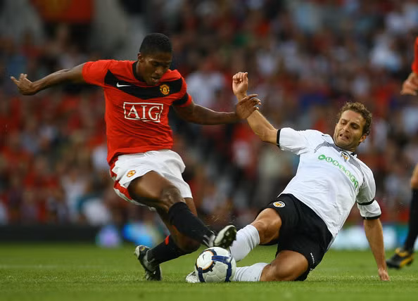 Cầu thủ Man United đầu tiên có nguy cơ rời khỏi sân Old Trafford khi Mourinho chính thức nắm quyền rất có thể sẽ là Antonio Valencia. Cầu thủ người Ecuador đang vật lộn với chấn thương ở mùa giải này. Nhiều khả năng cầu thủ này sẽ không nằm trong kế hoạch của Mourinho khi ông cần một hậu vệ biết cách phòng ngự có đầu óc thay vì sử dụng sức mạnh cơ bắp.