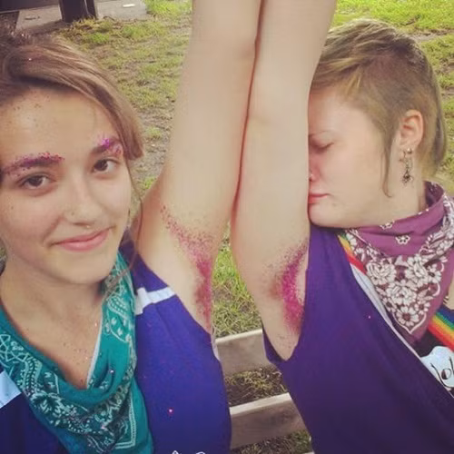 Một cặp đôi không những rắc nhũ kim tuyến vào lông nách mà còn dính cả lên lông mày để tạo sự khác biệt.