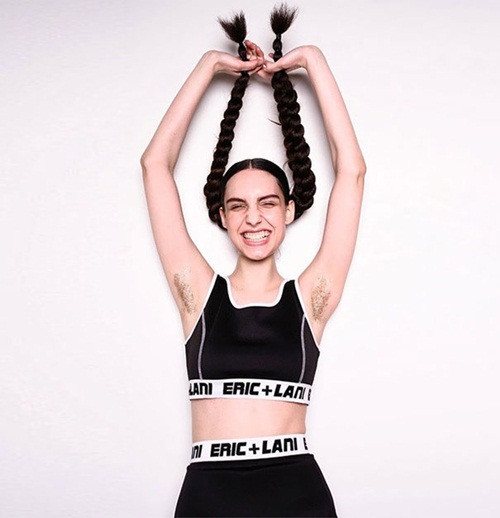 Phong trào nhuộm lông nách nhanh chóng được nhân rộng trên mạng xã hội và được nhiều người bạn trẻ lựa chọn để thể hiện mình.