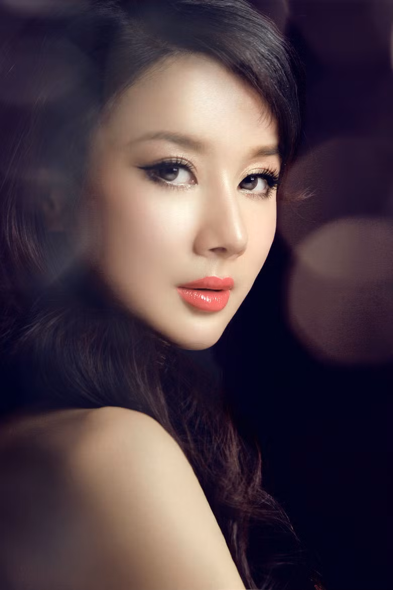 Tôn Phi Phi: Nữ diễn viên Tôn Phi Phi từng được mệnh danh là "Đệ nhất mỹ nhân phim cổ trang". Người đẹp tốt nghiệp chuyên ngành Múa cổ điển thuộc Học viện múa Bắc Kinh. Tôn Phi Phi sở hữu vẻ đẹp ngọt ngào vì vậy cô được bình chọn là hoa khôi Học viện múa Bắc Kinh. Vẻ đẹp rạng ngời của Tôn Phi Phi sau đó từng khiến khán giả mê mẩn khi cô tham gia vai diễn Hồng thần trong phim Sở Lưu Hương.