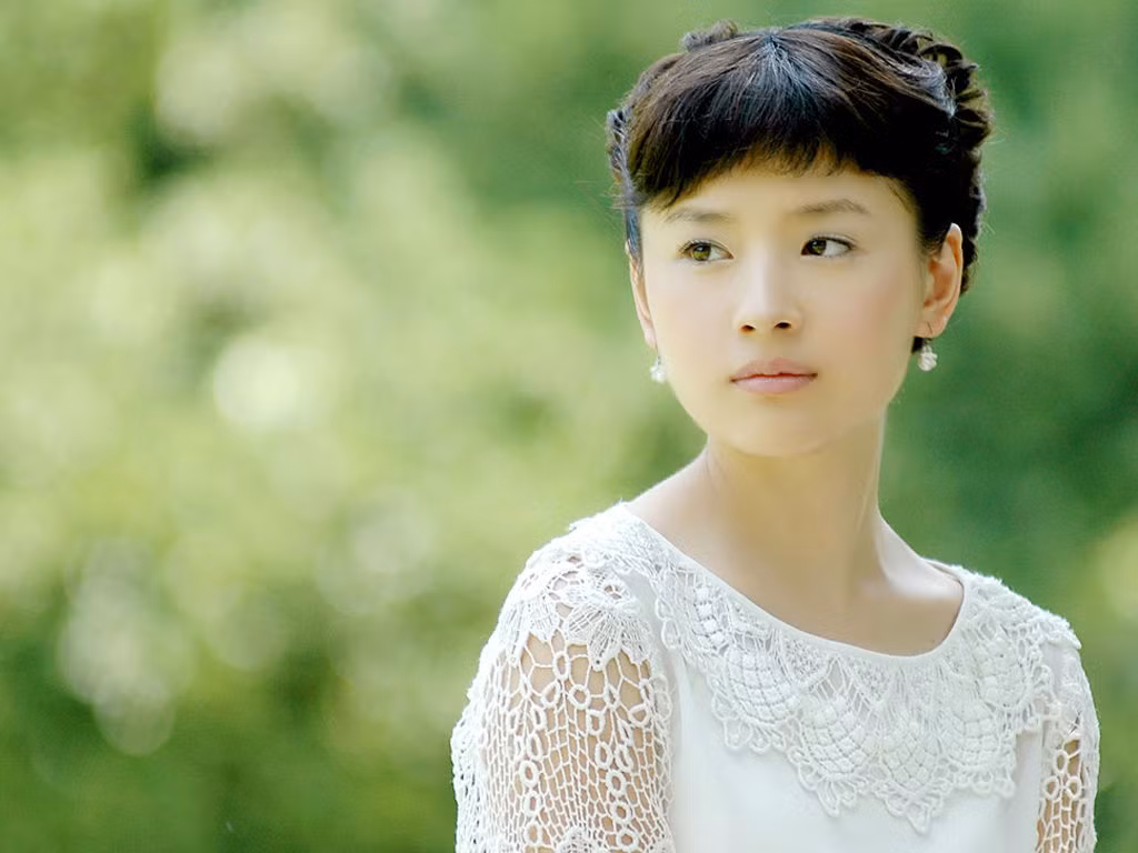 Nữ diễn viên Đổng Khiết tốt nghiệp chuyên ngành Múa thuộc Học viện Nghệ thuật Quân đội Bắc Kinh. Thời gian đó, cô được công nhận là hoa khôi của trường, nữ thần của các nam sinh trường Nghệ thuật Quân đội. Sau khi Đổng Khiết tham gia làng giải trí, vẻ đẹp thuần khiết cùng thần thái kiêu sa giúp cô trở thành sao nữ nổi bật nhất so với nhiều mỹ nhân khác. Sau đó, Đổng Khiết tham gia vào bộ phim Khoảnh khắc hạnh phúc của đạo diễn Trương Nghệ Mưu và Gia tộc Kim Phấn của Lý Đại Vy, từ đó cô trở thành ngôi sao hạng A của Cbiz.