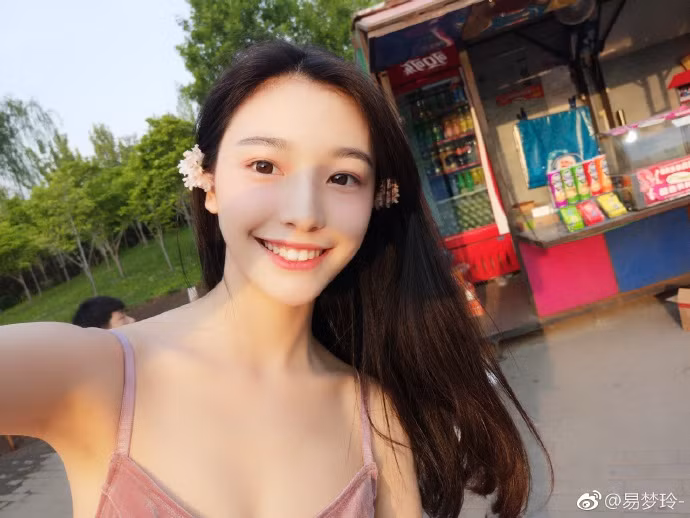 Sở hữu gương mặt xinh đẹp, tính cách hoạt bát lại vô cùng cá tính, trên tài khoản mạng của mình, Mộng Linh hiện đang có một lượng fan gần 10.000 lượt theo dõi.