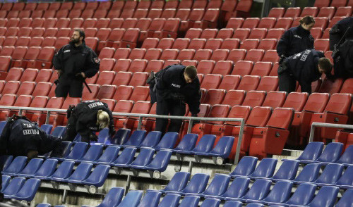 Vụ tấn công khủng bố này diễn ra khi Pháp đá giao hữu với Đức, người thân của tiền vệ Marseille và tuyển Pháp Lassana Diarra là nạn nhân của vụ khủng bố (bị thương). Trong khi đó, chị của tuyển thủ Pháp đang chơi cho Atletico là tiền đạo Antonio Griezmann thoát chết trong gang tấc khi đang xem hòa nhạc tại nhà hát Bataclan.