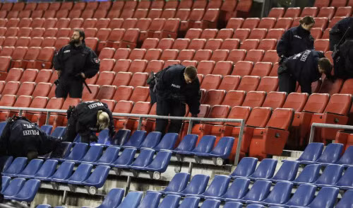 Vụ tấn công khủng bố này diễn ra khi Pháp đá giao hữu với Đức, người thân của tiền vệ Marseille và tuyển Pháp Lassana Diarra là nạn nhân của vụ khủng bố (bị thương). Trong khi đó, chị của tuyển thủ Pháp đang chơi cho Atletico là tiền đạo Antonio Griezmann thoát chết trong gang tấc khi đang xem hòa nhạc tại nhà hát Bataclan.