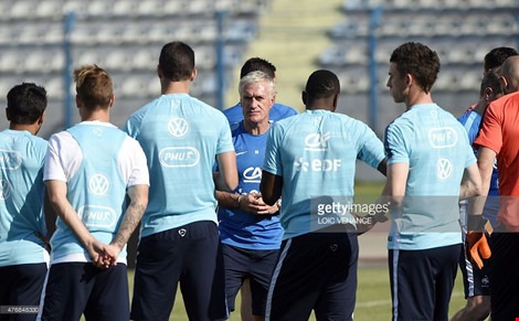 Vấn đề đầu tiên của ĐT Pháp tại VCK Euro 2016 lần này đó chính là Áp lực thành công của nước chủ nhà. Pháp là đội tuyển lập kỷ lục thành công khi thi đấu sân nhà. Danh hiệu vô địch Euro 1988, giải đấu mà huyền thoại Platini đã cùng đồng đội lên ngôi vô địch, bản thân ông thì đoạt cả danh hiệu vua phá lưới với chín bàn. Đến World Cup 98 (France 98) thì Pháp lại lần nữa lên ngôi vô địch khi đánh bại Brazil 3-0 trong trận chung kết. Ảnh: Getty Images.