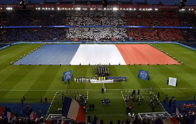 Trong hai lần Pháp vô địch World Cup 1998 và vô địch Euro 2000 thì HLV Deschamps là đội trưởng của đội. Bây giờ ông làm HLV tuyển Pháp đá Euro 2016 trên sân nhà đầy áp lực.