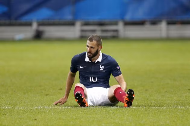 Áp lực tiếp theo mà chủ Pháp vấp phải đó là sự vắng mặt của các hảo thủ, đặc biệt là Karim Benzema. Trong màu áo tuyển Pháp, Benzema ghi được 27 bàn qua 81 lần ra sân.