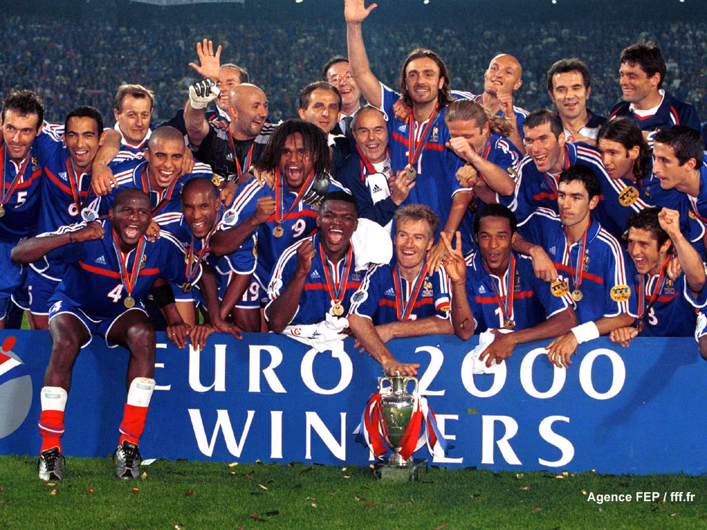 Vô địch World Cup 1998 và hai năm sau vô địch Euro. Tuyển Pháp vô địch Euro 2000 dưới tay cầm quân của HLV Roger Lemerre.