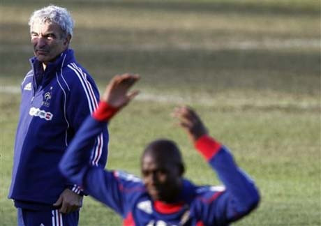 Tại Euro 2012, chuyện Samir Nasri cự lộn và có những lời lẽ thiếu văn hóa với một PV cũng trở thành vụ tai tiếng lớn và sau đó Nasri bị treo giò ba trận. Jeremy Menes và Hugo Lloris bị treo giò một trận vì có những hành vi không hay với trọng tài cũng tại Euro 2012.