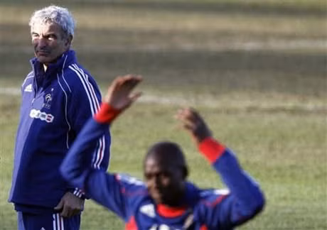 Tại Euro 2012, chuyện Samir Nasri cự lộn và có những lời lẽ thiếu văn hóa với một PV cũng trở thành vụ tai tiếng lớn và sau đó Nasri bị treo giò ba trận. Jeremy Menes và Hugo Lloris bị treo giò một trận vì có những hành vi không hay với trọng tài cũng tại Euro 2012.