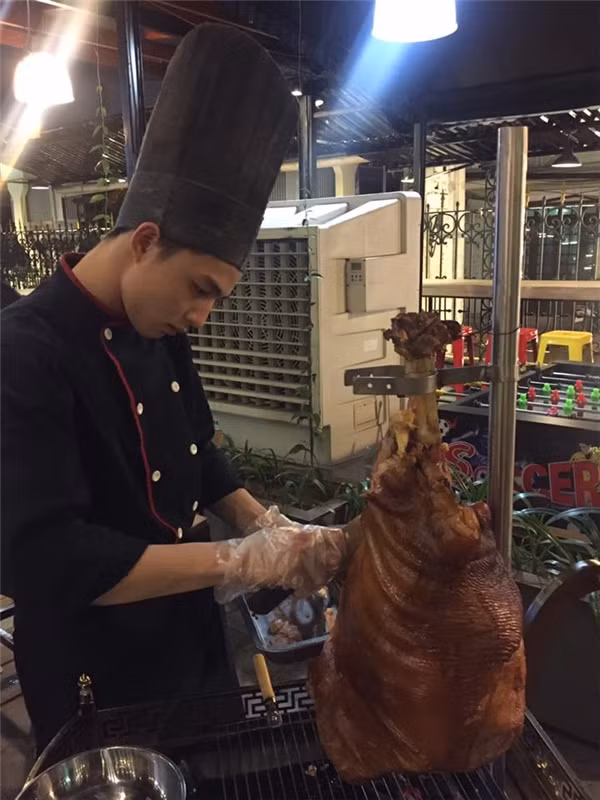 Theo tìm hiểu của dân mạng, những bức ảnh chụp anh chàng đầu bếp điển trai trên được một bạn nữ vô tình chụp được khi đi ăn với cả gia đình.