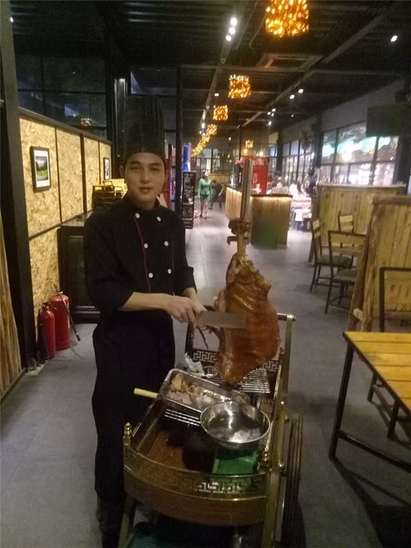 Chỉ trong khoảng thời gian ngắn, những bức ảnh của anh chàng mặc trang phục đầu bếp nhận được đông đảo sự quan tâm cũng như lời khen ngợi, tán dương về nhan sắc từ dân mạng. Trong số đó có hàng ngàn người tò mò về danh tính của chàng “soái ca thái thịt”.