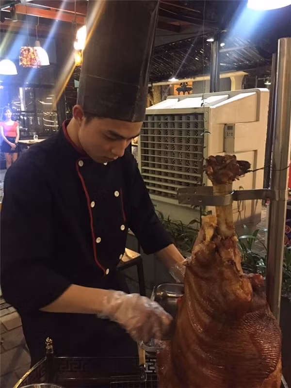 Hình ảnh chàng trai trong trang phục đầu bếp, cặm cụi thái thịt tại khuôn viên cửa hàng đã thực sự “hút hồn”, từ "góc nghiêng thần thánh" chàng đầu bếp đẹp trai trên khiến nhiều chị em bị hút hồn mà ngắm nhìn.