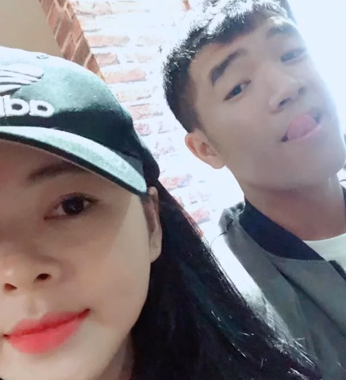 Ngay lập tức, nhiều tấm ảnh cũ của Đức Chinh và hội bạn thân được đem ra soi rất kỹ với mong muốn biết được danh tính người tình tin đồn của Đức Chinh. Và mọi chuyện cũng đã sáng tỏ về danh tính của cô nàng bị nghi vấn là người yêu Đức Chinh.