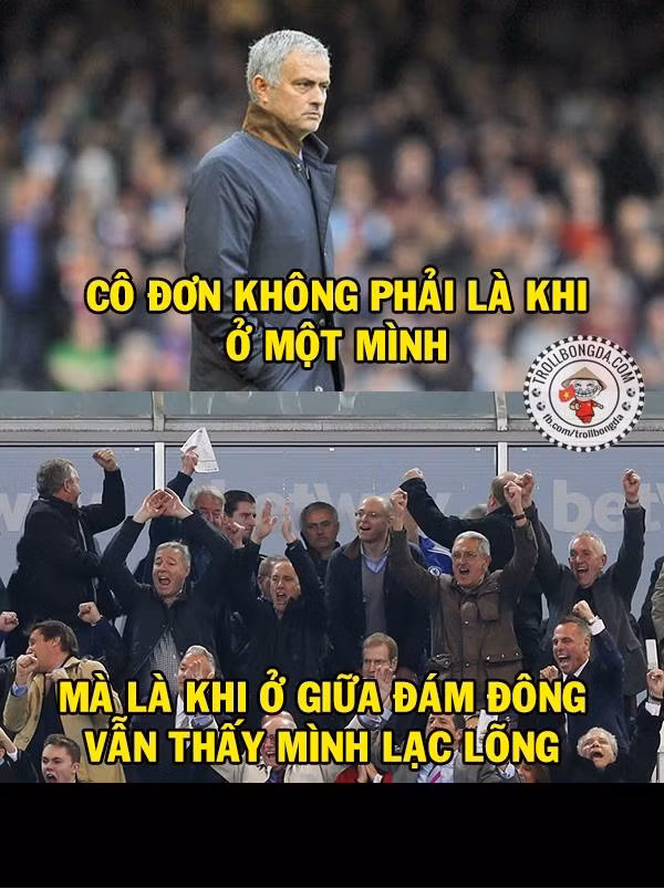 Nỗi lòng của HLV Mourinho khi bị truất quyền chỉ đạo và đuổi lên khán đài. Ông lạc lõng giữa đám người ăn mừng.