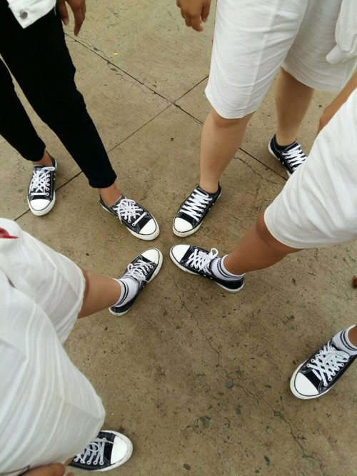 Với chiếc áo đồng phục lớp, các bạn chỉ có thể mặc vào một ngày cố định nhưng với đồng phục giày các học sinh có thể cả tuần đi đồng phục mà chẳng sợ vi phạm nội quy của nhà trường.