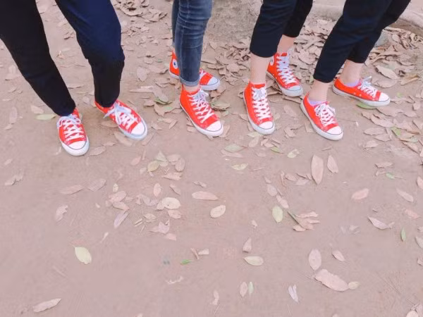 Ngay sau đó, dân tình lại tiếp tục được phen "mắt tròn mắt dẹt" trước loạt ảnh "đồng phục giày" của các bạn học sinh đến từ khắp nơi.