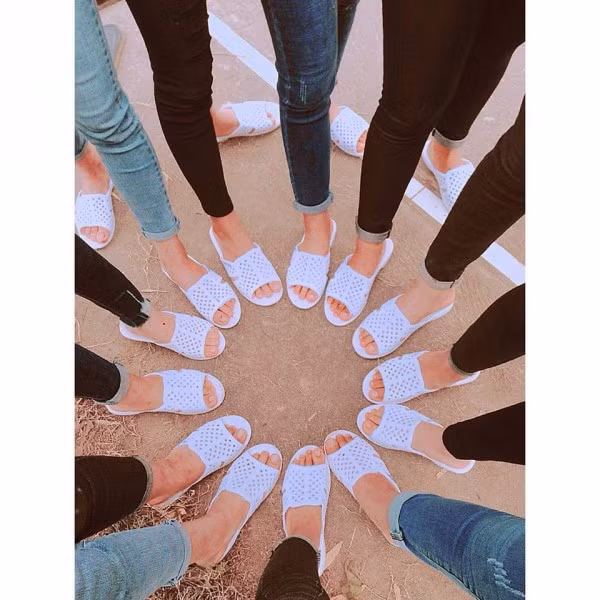 "Lầy lội" hơn nữa là phiên bản đồng phục dép tổ ong trắng của các bạn học sinh đến từ Thái Bình. Ảnh sử dụng trong bài: Sưu tầm Facebook.