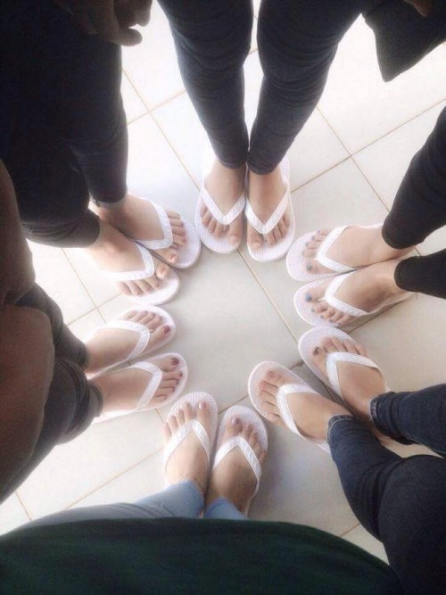 Không chỉ có giày mà nhiều bạn học sinh đã phá cách bằng việc mua dép tông đồng phục.