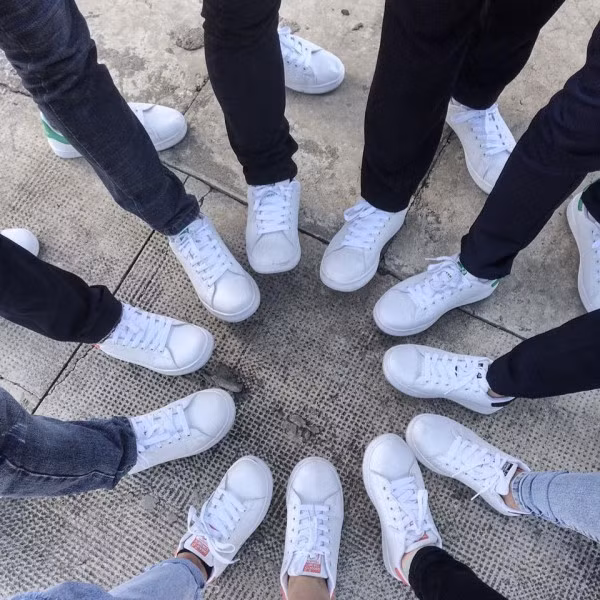 Ngay sau khi được đăng tải, giày đồng phục lớp đã trở thành trào lưu của các bạn học sinh. Rất nhiều những bức ảnh chụp giày đồng phục đã được đăng tải đơn cử như một bạn nữ khác tên Diễm Ly cũng góp vui với bức ảnh cả nhóm mang giày Adidas trắng giống nhau.