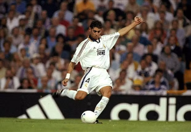 Fernando Hierro là một trong số ít ngôi sao bóng đá từng hoặc đang thi đấu cho Real Madrid nhận được sự tôn trọng của cả cầu thủ lẫn người hâm mộ Barcelona. Ảnh: Macca.