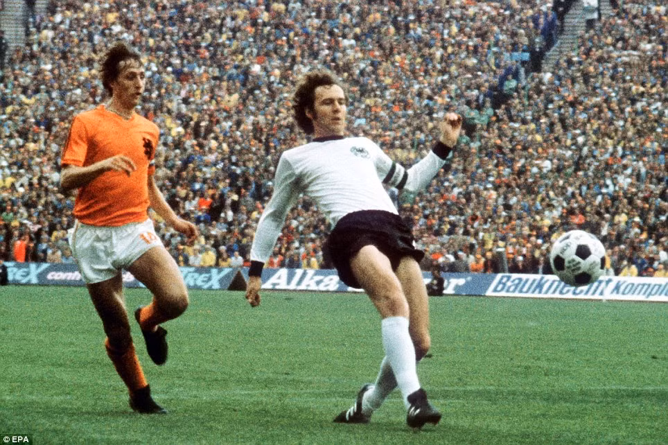 Huyền thoại người Đức khi còn ở đỉnh cao sự nghiệp luôn được đánh giá cao về khả năng phòng ngự, chuyền bóng, tầm nhìn và trí tuệ. Chưa dừng lại ở đó, Franz Beckenbauer còn là một hậu vệ có khả năng ghi bàn hàng đầu ở CLB Bayern Munich lẫn đội tuyển Đức với 108 lần lập công. Ảnh: EPA.