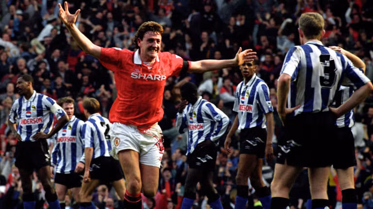 Những năm 90 là khoảng thời gian mà cựu hậu vệ người Anh này đạt hiệu suất ghi bàn khủng khiếp với 113 bàn thắng trong sự nghiệp quần đùi áo số của mình. Ảnh: manunited.com