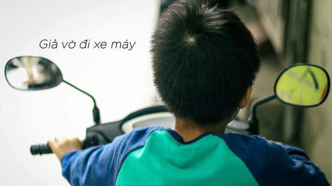 Giả vờ ngồi lên xe máy và vặn ga lao đi.