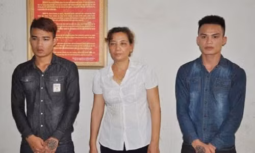 Nu chu tich xa thue con do danh chong khai gi