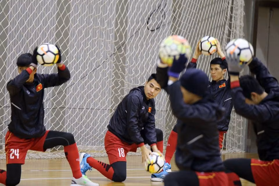 Sau khi kết thúc những bài tập luyện, thư giãn, khởi động, các cầu thủ trở về khách sạn nghỉ ngơi để chuẩn bị cho buổi tập tiếp theo.