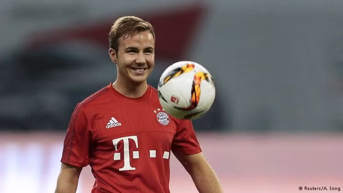 Mario Goetze đang phải "nếm mật nằm gai" với chuỗi ngày không hạnh phúc dưới thời Pep Guardiola tại Bayern Munich. Một số tin đồn ở Đức cho rằng cầu thủ này đã đánh tiếng với Dortmund để trở lại "ngôi nhà xưa" nhưng không nhận được sự đồng thuận từ huấn luyện viên Thomas Tuchel.