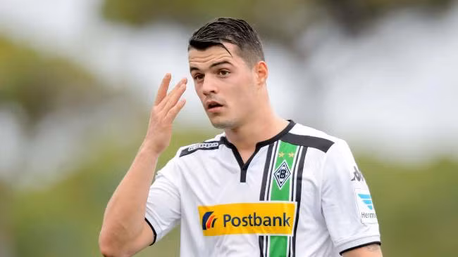 Để thay mới tuyến giữa, Manchester City, Liverpool cùng Arsenal đều đồng loạt hướng mắt về tài năng Granit Xhaka của Borussia Monchengladbach. Thủ quân 23 tuổi của đội bóng Đức hiện là một trong những tiền vệ trung tâm hay nhất Bundesliga và còn hợp đồng với sân Borussia-Park đến năm 2019.