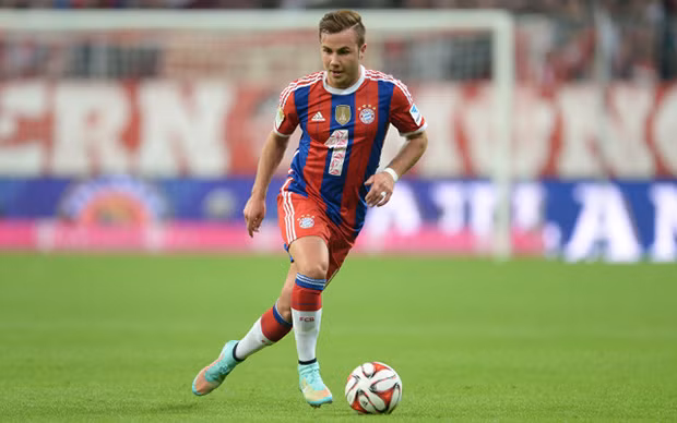 Với việc hợp đồng chỉ còn một năm nữa là mãn hạn, Mario Gotze lúc này là một trong những mục tiêu được săn đón nhiều nhất ở Premier League. Manchester United, Arsenal đều theo đuổi Gotze từ lâu. Trong khi Liverpool với sự hiện diện của Jurgen Klopp cũng rất tự tin trong thương vụ này.