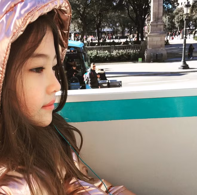 Cô nhóc con lai 9 tuổi được nhắc tới có tên Ella Gross (sinh năm 2008), đang sống tại Mỹ. Cô bé này có mẹ là người Hàn và bố là người Mỹ.