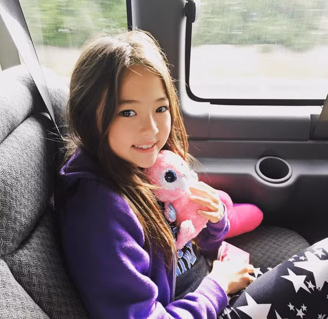 Được biết, hiện tại Ella là một người mẫu nhí khá nổi trong làng mẫu nhí thế giới. Đã có không ít thương hiệu thời trang hàng đầu "bắt tay" với cô bé 9 tuổi này để quảng bá sản phẩm cho họ.