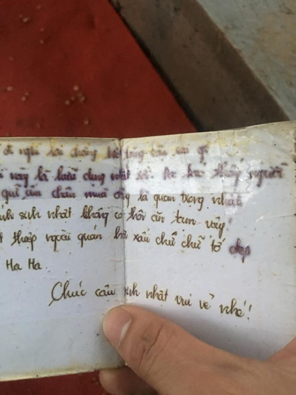 Ai trong đời cũng có cho mình người yêu cũ và họ trước khi ra đi đều để lại cho ta những món quà để làm kỉ niệm. Cũng chính vì vậy mà vừa qua, dân mạng đã dấy lên phong trào khoe kỷ vật của người yêu cũ mà mỗi người còn giữ lại.